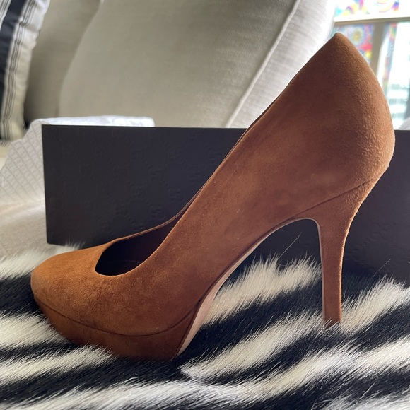 Gucci camel colored suede heels. - Picture 5 of 6